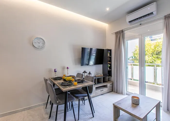 Neaira City Apartment Near The Beach